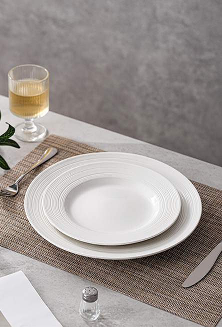 Ribbed Rim Shallow Plate — Refined Fine Dining Presentation