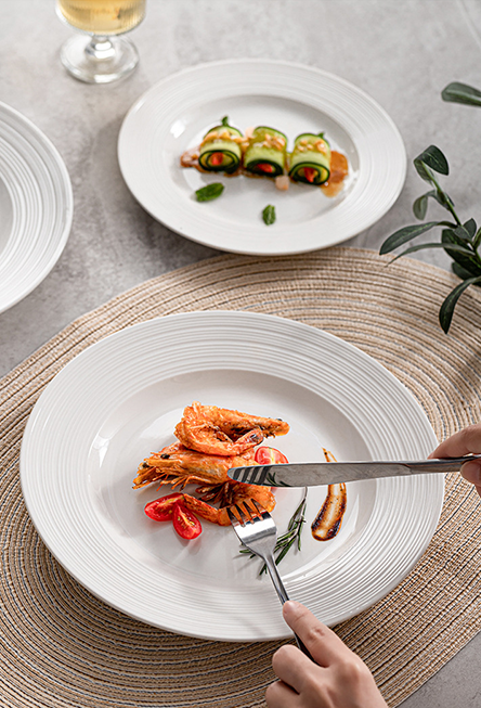Ribbed Rim Shallow Plate — Refined Fine Dining Presentation