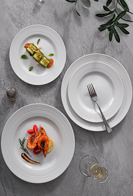 Ribbed Rim Shallow Plate — Refined Fine Dining Presentation