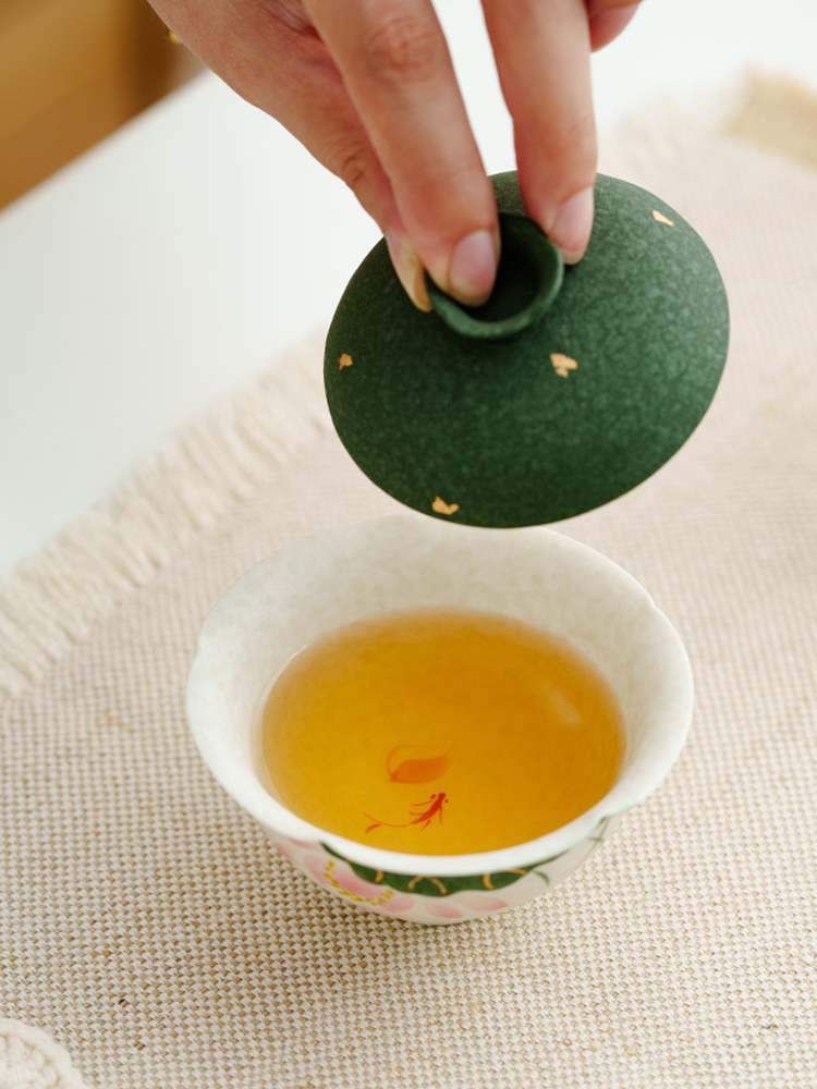 Handmade Ceramic Gaiwan with Lotus Design – 95ml Traditional Chinese T