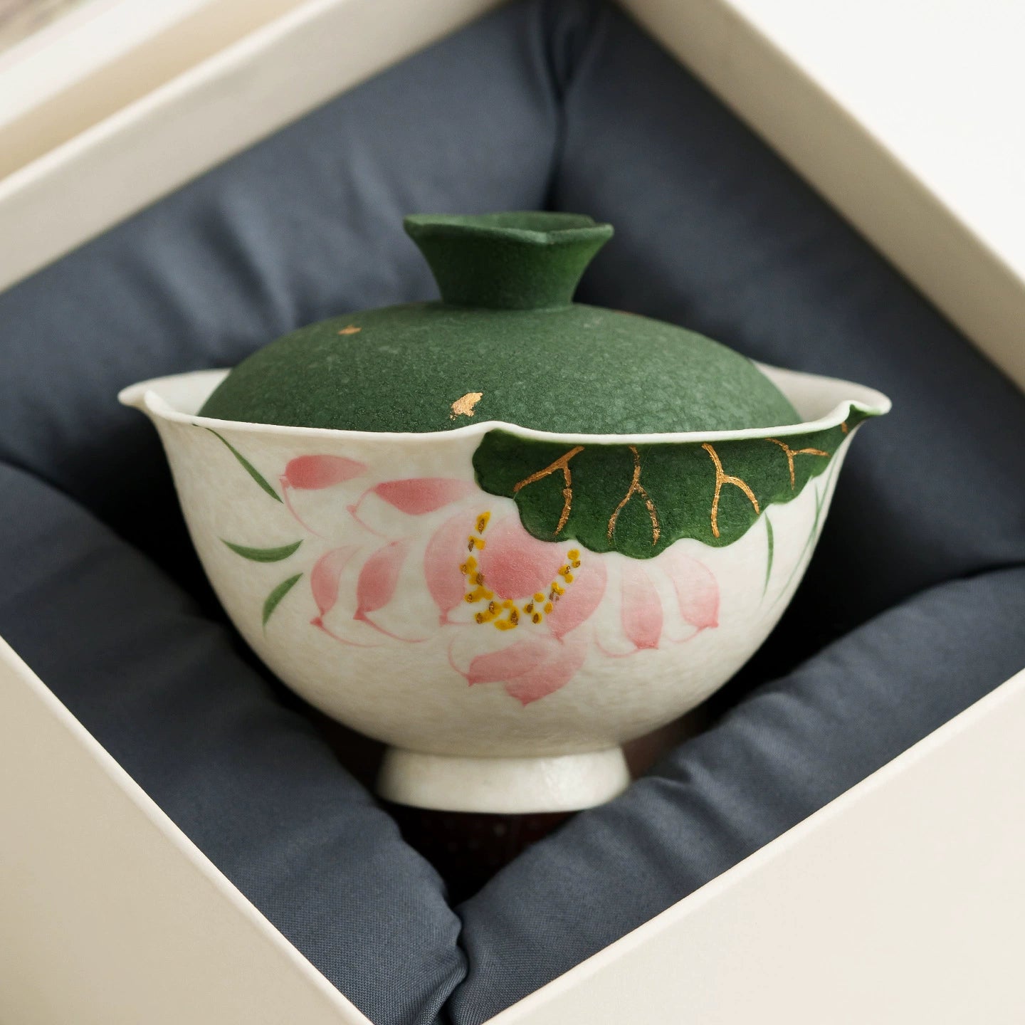 Handmade Ceramic Gaiwan with Lotus Design – 95ml Traditional Chinese T